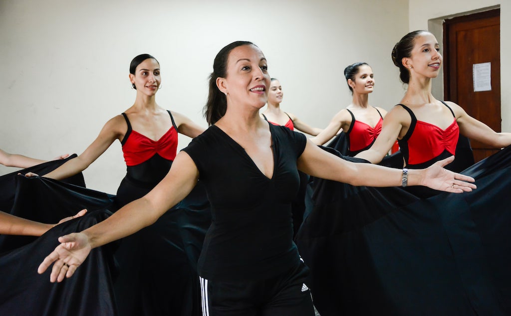 La coreógrafa cubana Lizt Alfonso junto a bailarinas de su compañía.