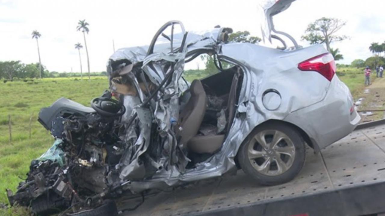 El carro destruido tras el accidente en Cuba.