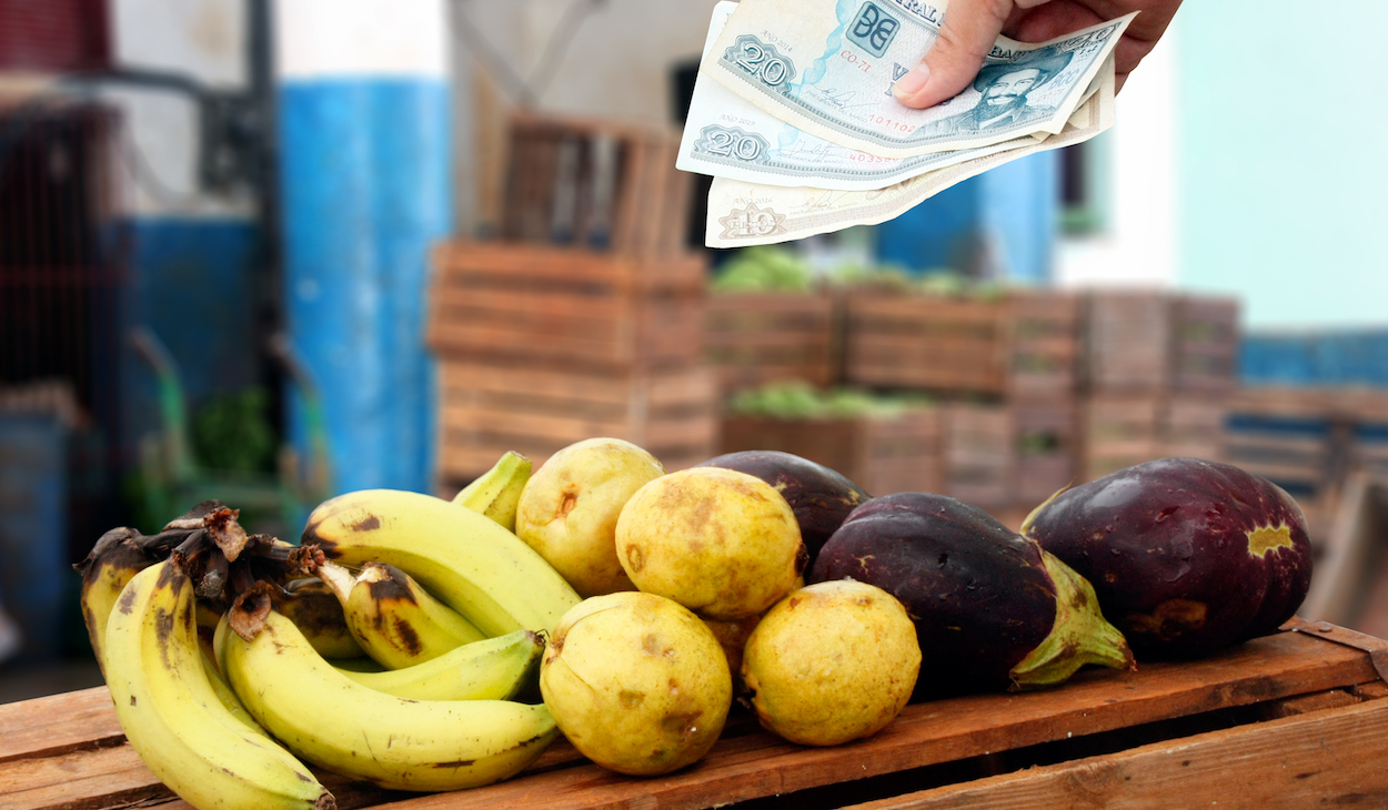 Agromercado y pesos cubanos.