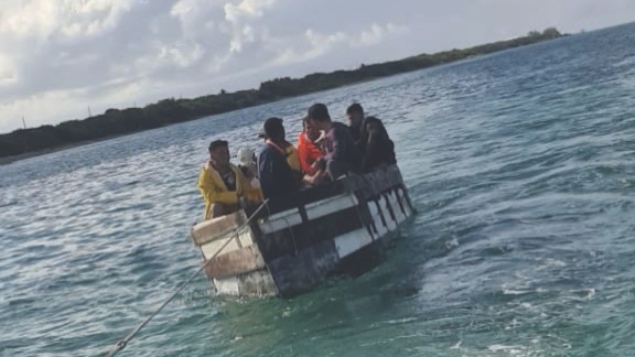 Balseros cubanos en la embarcación. 