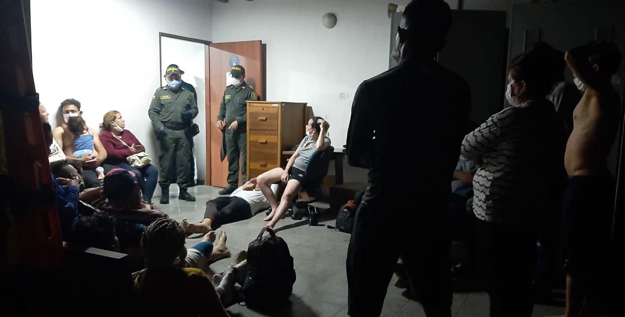 El grupo de cubanos hablando con autoridades colombianas durante la estancia en Capurganá.