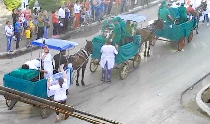 Carretas utilizadas como ambulancias y exibidas durante la celebración del 1 de Mayo de 2018 en Placetas, Villa Clara. 