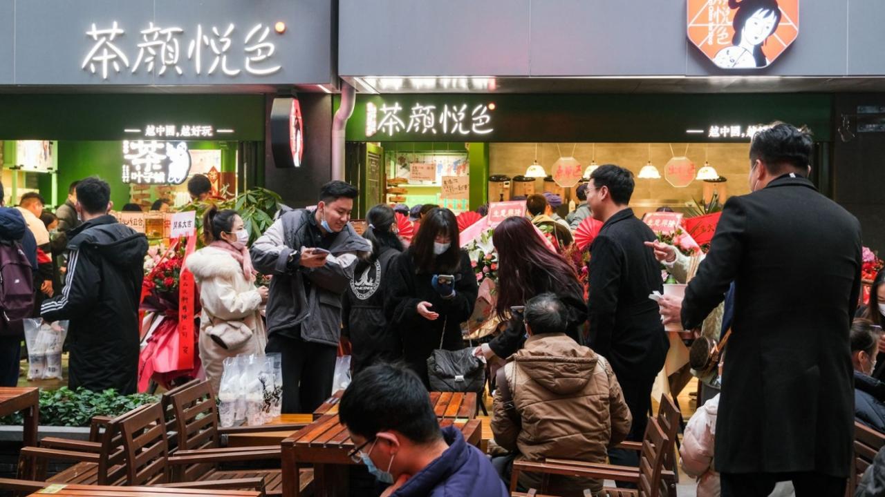 Un grupo de chinos en una calle de Wuhan. 