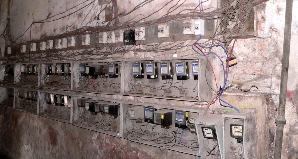 Contadores eléctricos en un edificio de La Habana Vieja.