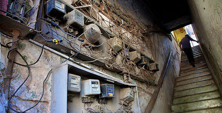 Relojes contadores de electricidad en Cuba.