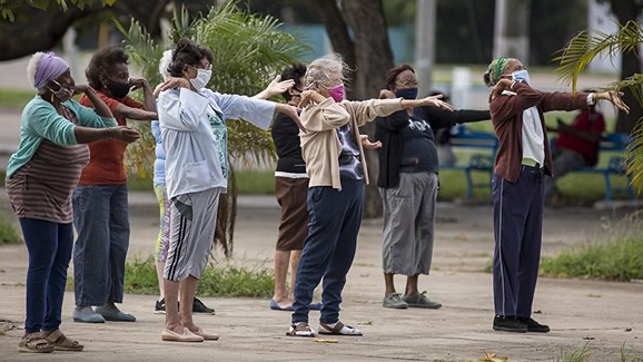 Un grupo de ancianos cubanos hacen ejercicio en La Habana. 