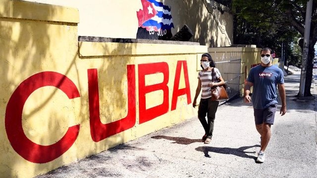 Cubanos en una calle de La Habana. 