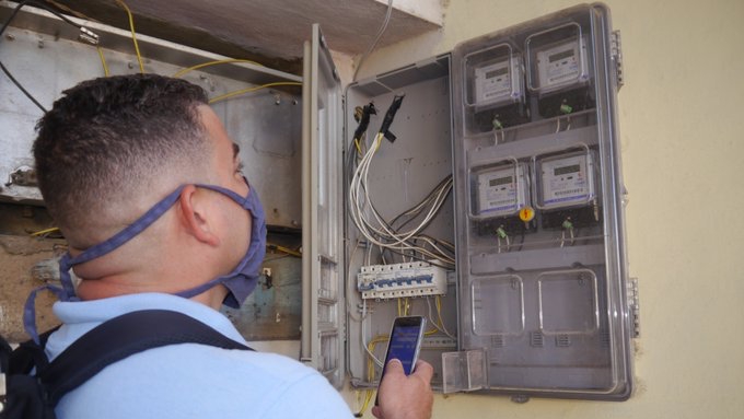 Un trabajador de la Empresa Eléctrica de Cuba. 