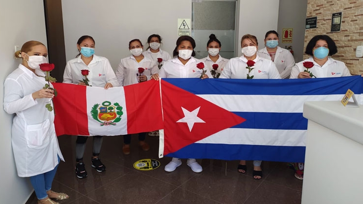 Un grupo de médicos cubanos en Perú.