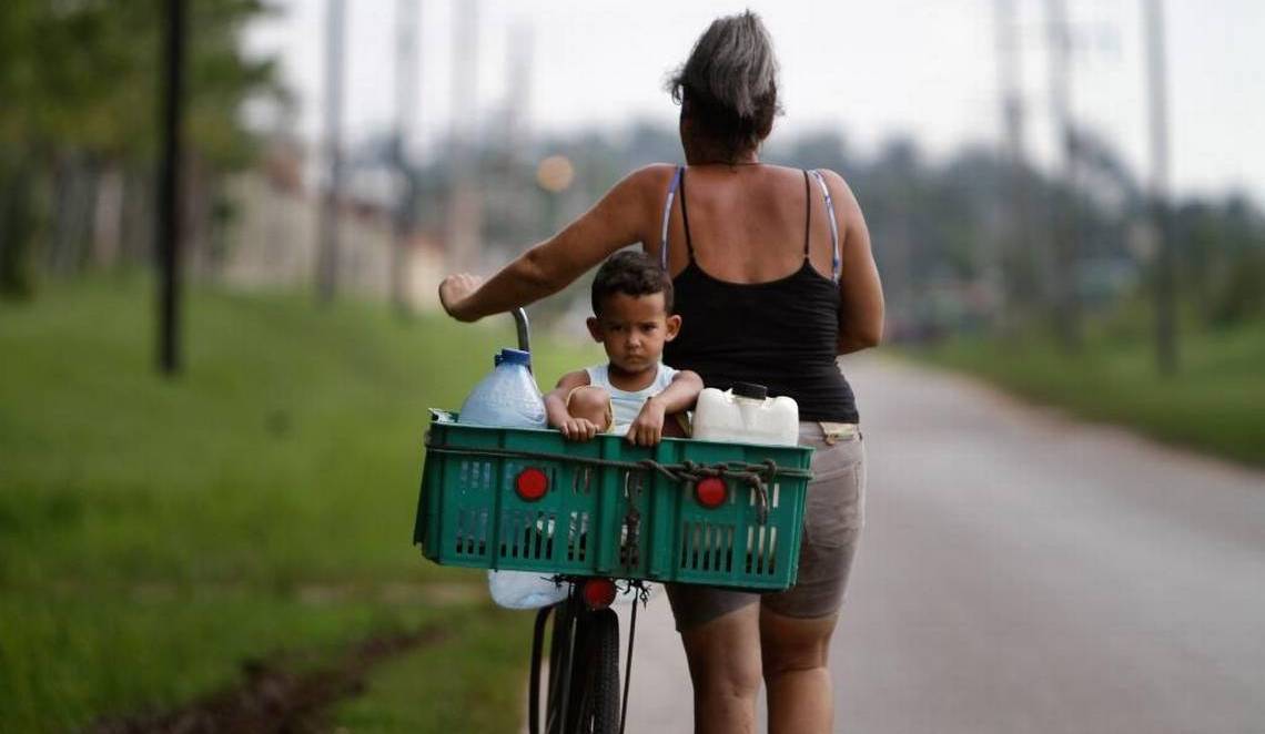 Una cubana y su hijo.
