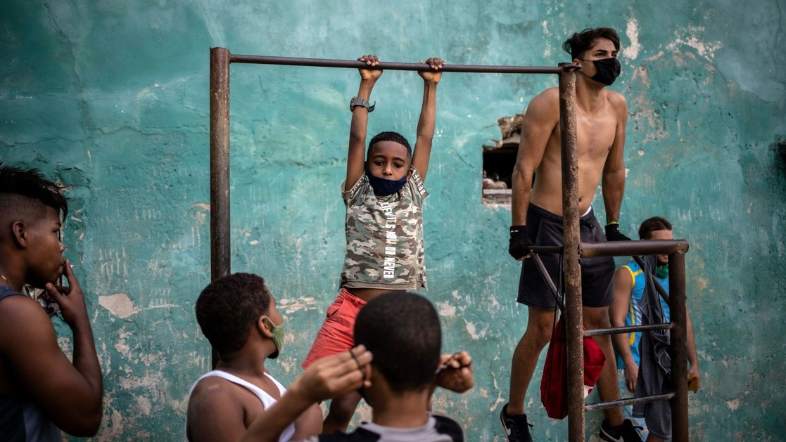 Jóvenes y niños en una área deportiva en La Habana.