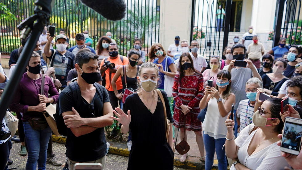 Un grupo de cubanos exige dialogar con las instituciones frente al MINCULT.