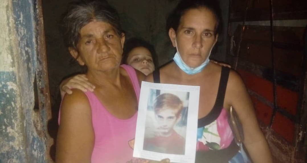 Airobis Ávila (der) y Elena Pérez, madre y abuela, respectivamente, con una foto del niño desaparecido.