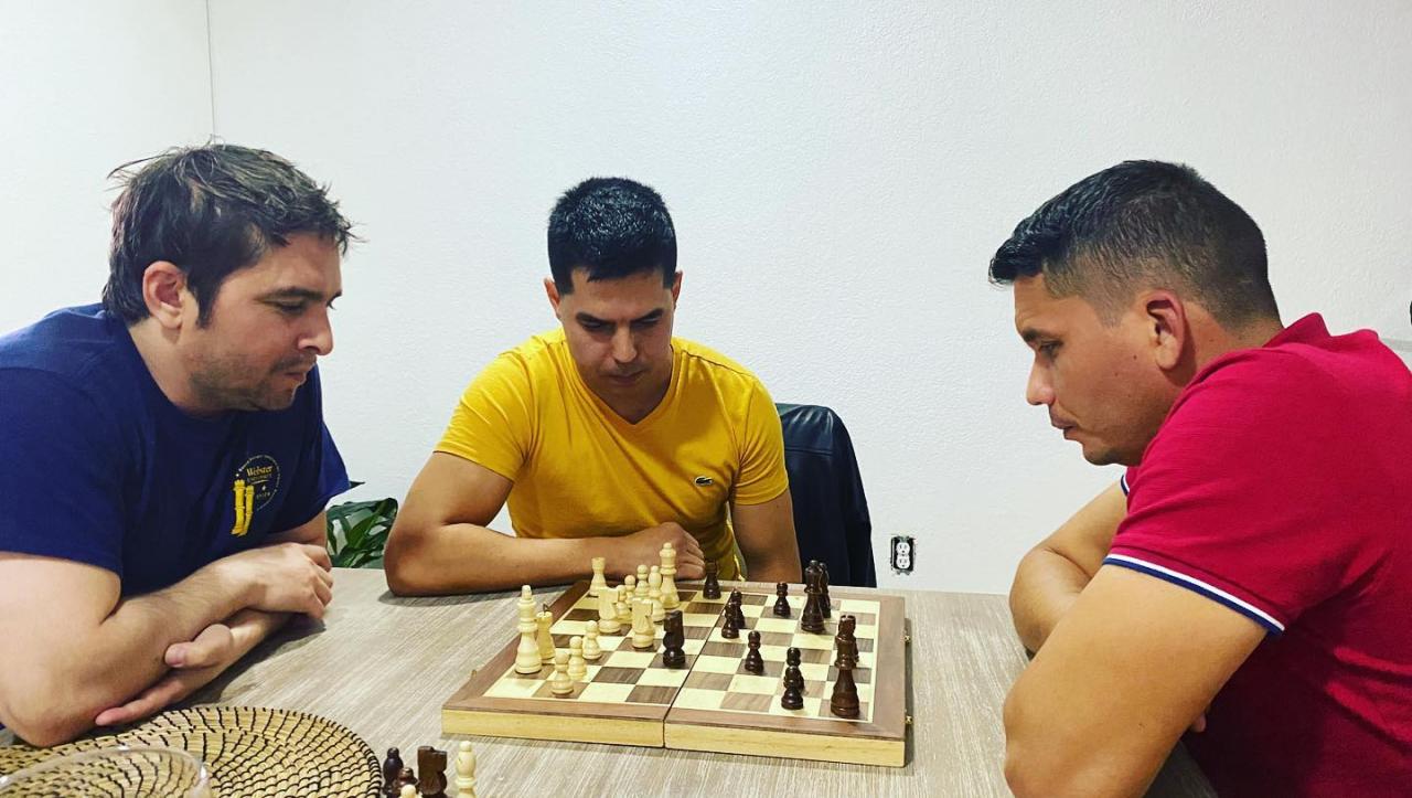 Lázaro Bruzón y Eliecer Ávila, organizadores de la simultánea de Miami, juegan una partida de ajedrez.