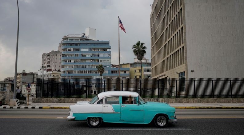 Un auto pasa frente a la Embajada de EEUU en La Habana.