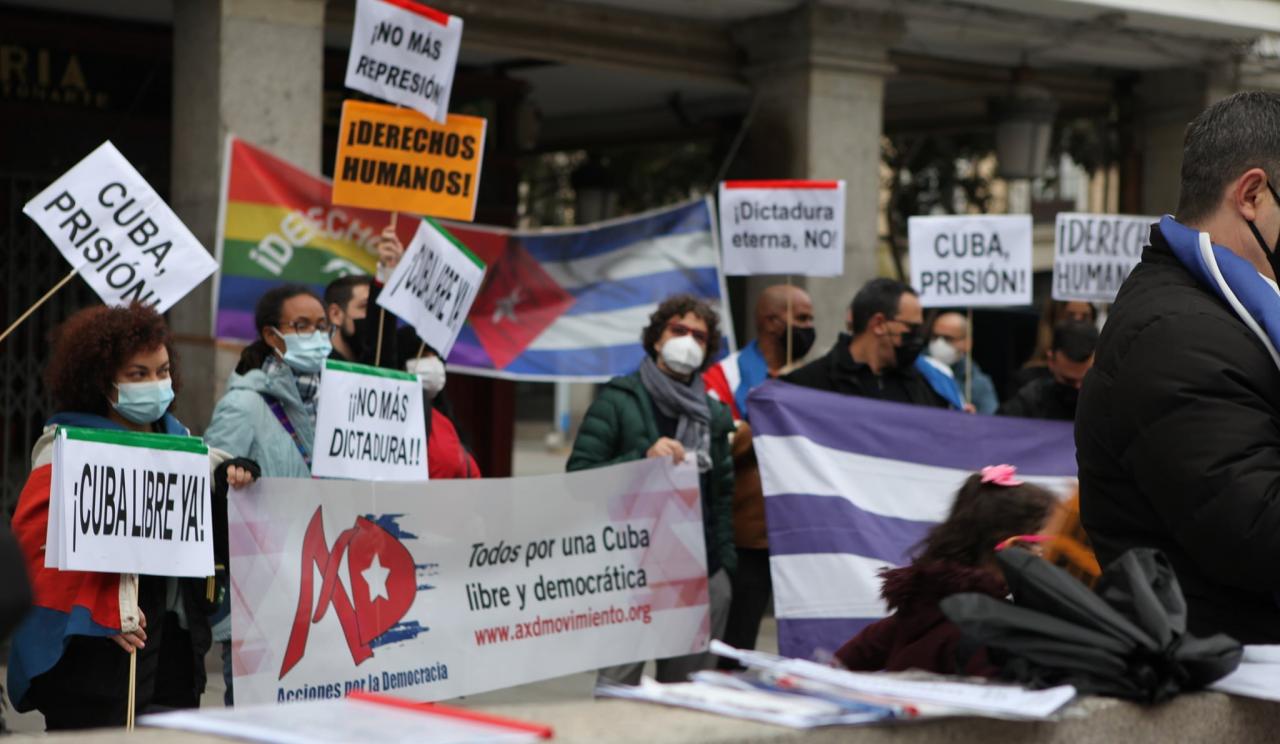 Emigrantes cubanos protestan en Madrid.