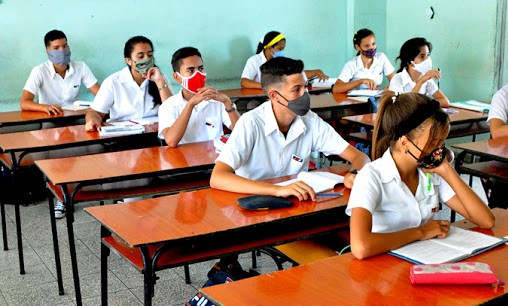 Alumnos de enseñanza secundaria en Cuba.