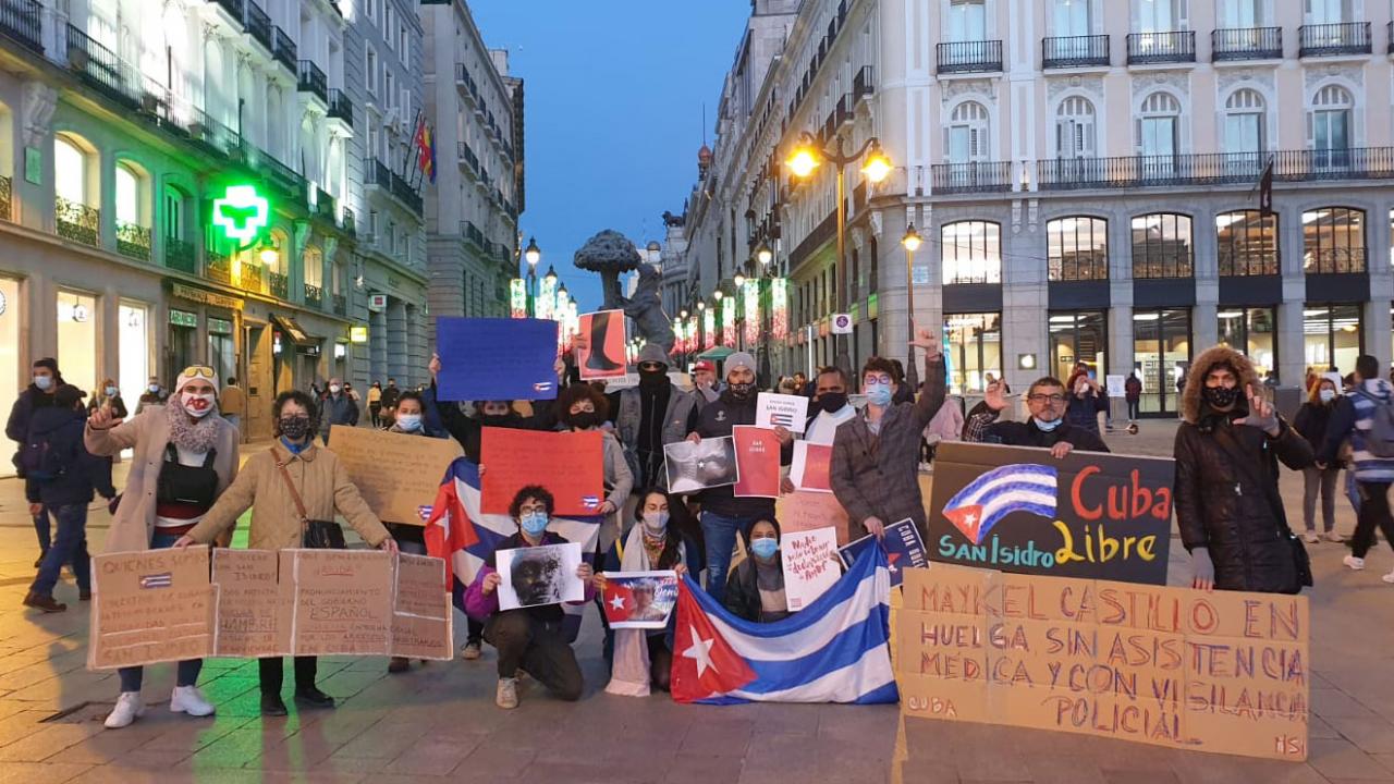 Exiliados cubanos protestan en Madrid en solidaridad con el Movimiento San Isidro.