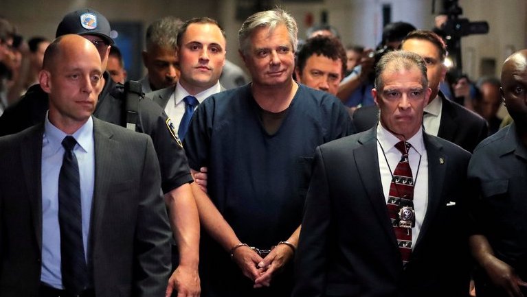 Paul Manafort (al centro), exjefe de su campaña de Trump, uno de los indultados.