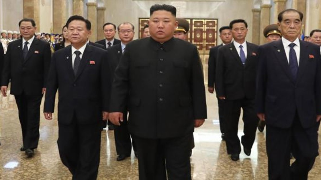 Kim Jong-un, acompañado por varios miembros de su Gobierno.