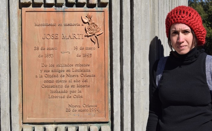 La autora, embarazada, junto al monumento de Martí en Nueva Orleans. 