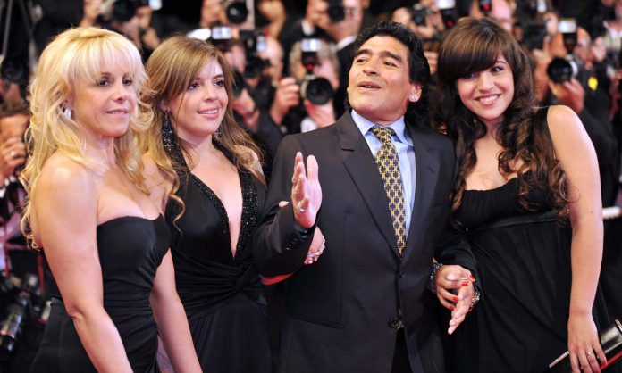 Maradona y dos de sus hijas.