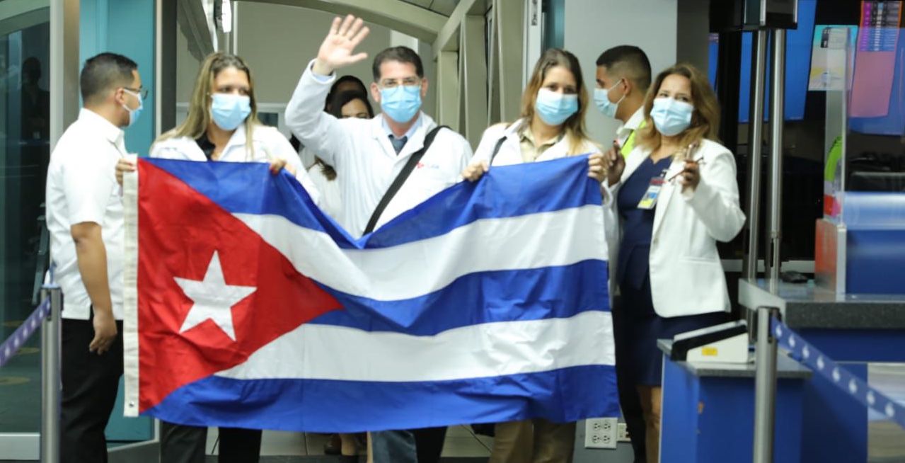 Llegada de médicos cubanos a Panamá.