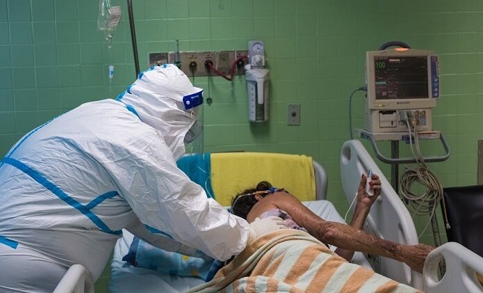 Médico atendiendo a una paciente en tiempos de Covid-19.