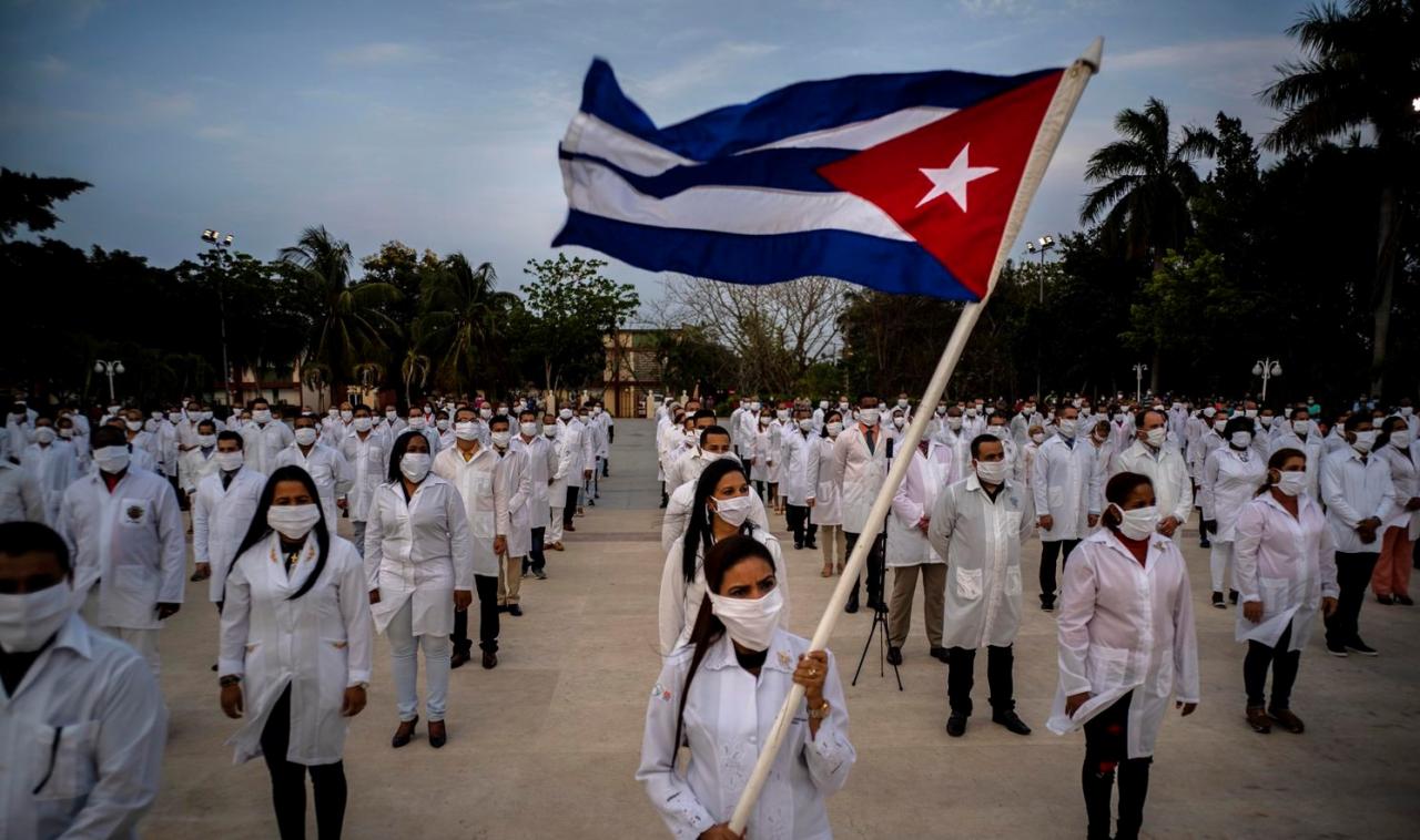 Ceremonia de despedida de médicos cubanos.