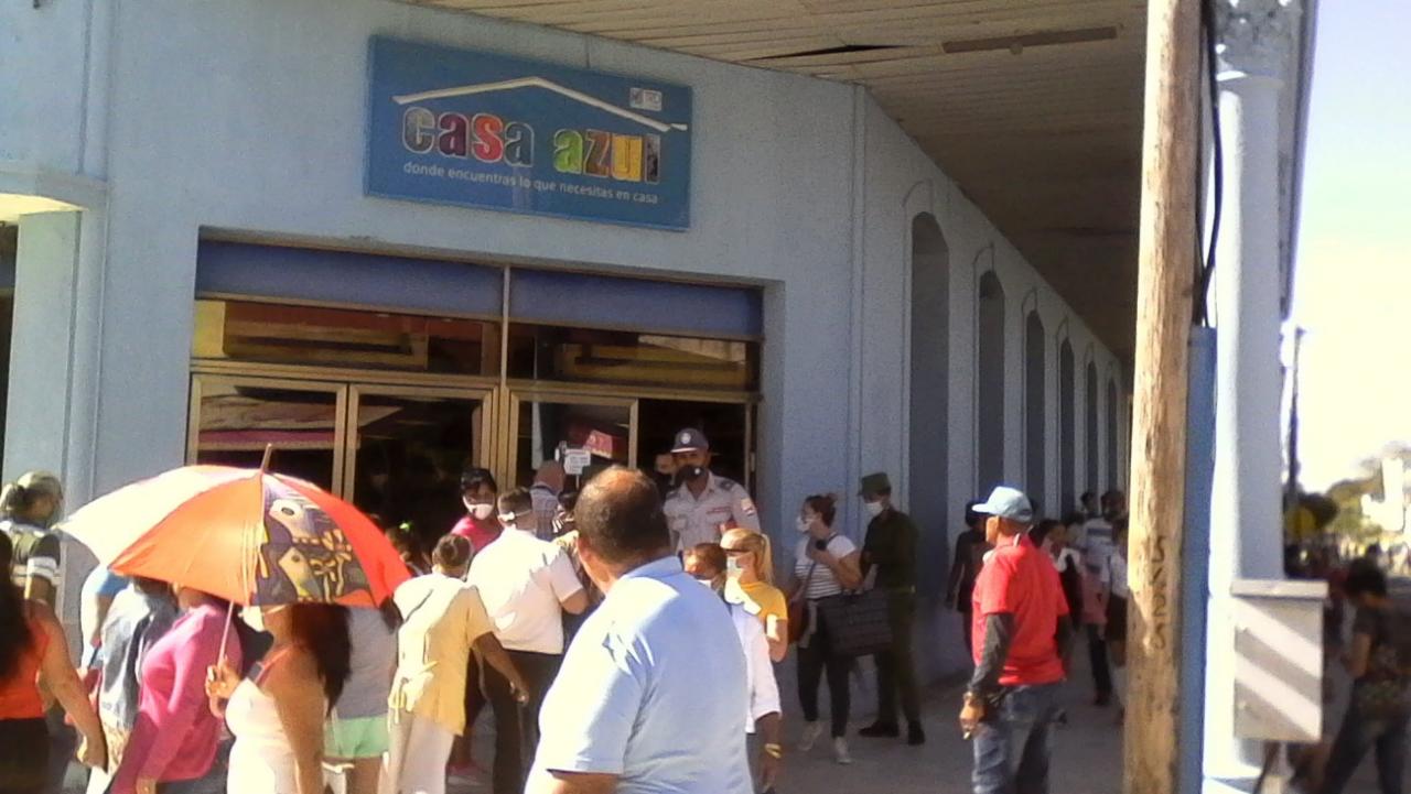 Un grupo de cubanos frente a la tienda La Casa Azul en Las Tunas.