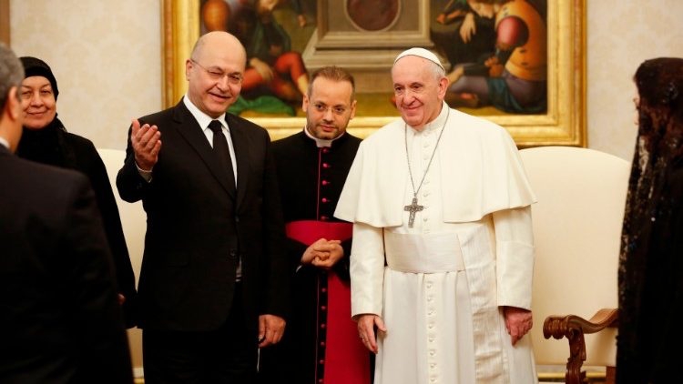 El presidente de Iraq, Barham Salih, y el papa Francisco en el Vaticano. 