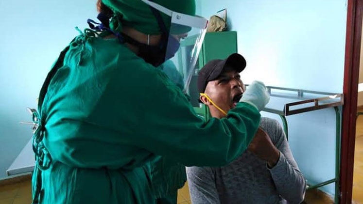 Una doctora hace una prueba a un cubano.