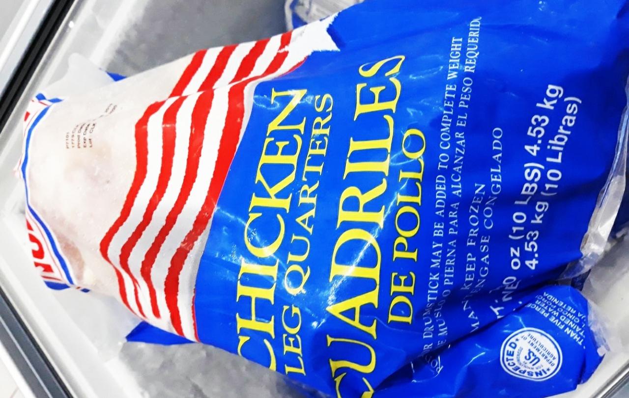 Un paquete de pollo estadounidense comercializado en Cuba.