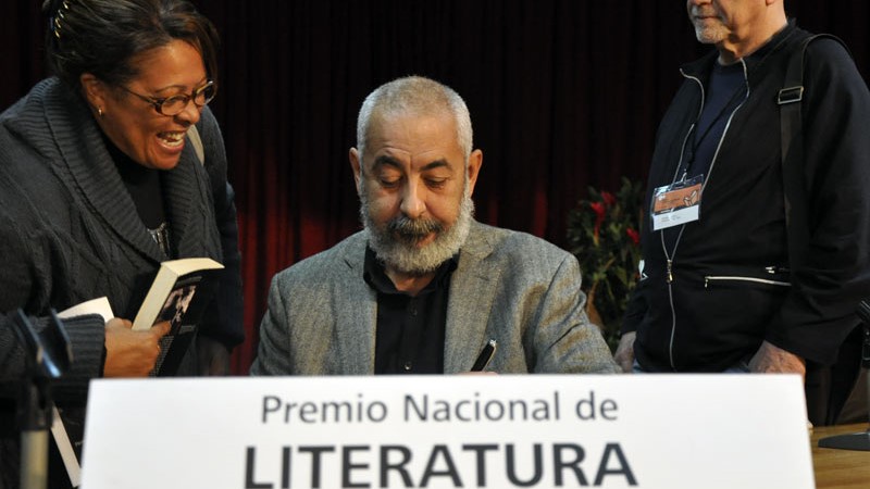 Leonardo Padura al recibir el Premio Nacional de Literatura 2013.