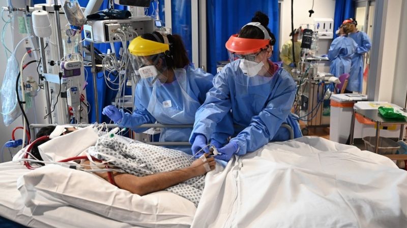 Unas enfermeras atienden a un paciente en un hospital de Reino Unido.