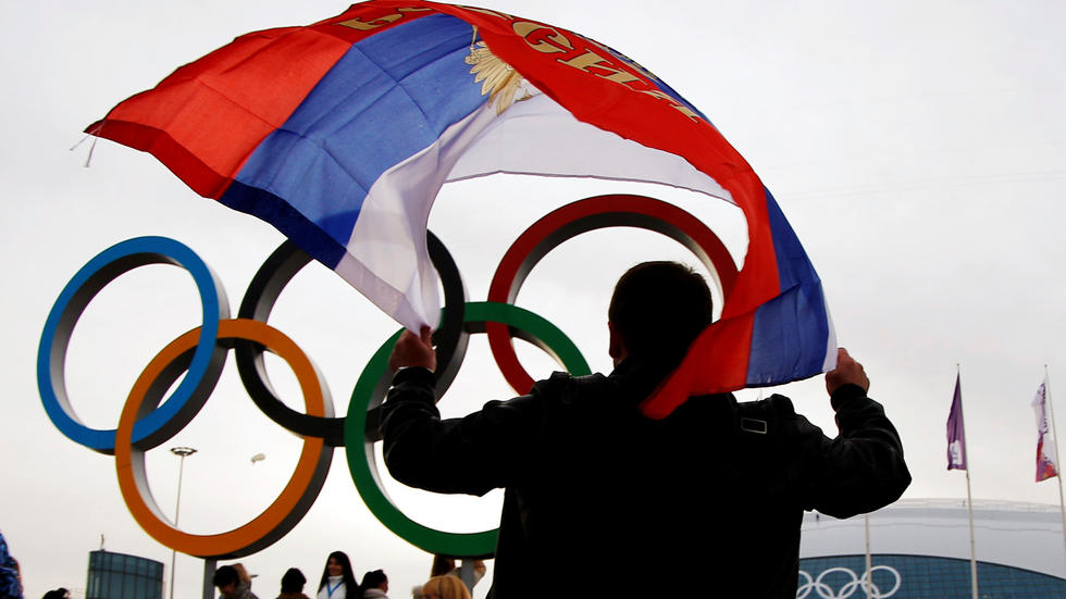 Un hombre agita una bandera rusa durante los Juegos Olímpicos de Sochi, en 2014.