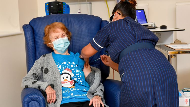 Margaret Keenan, de 90 años, en el momento de ser vacunada.