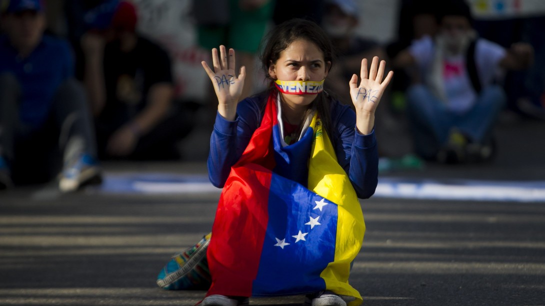 Una venezolana protesta contra la violencia.