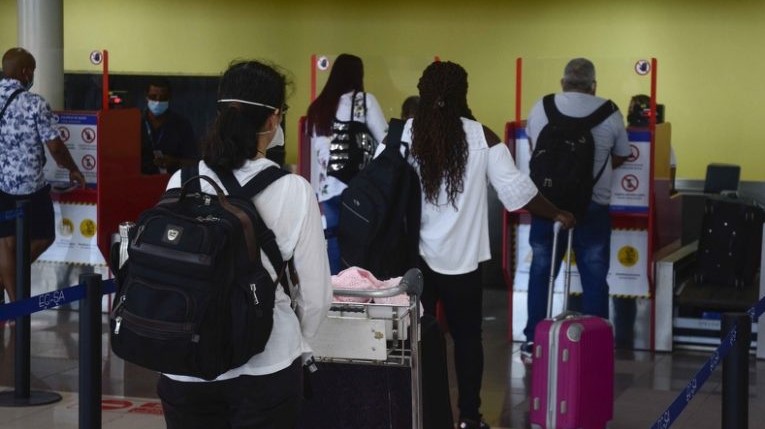 Viajeros en el aeropuerto internacional José Martí.