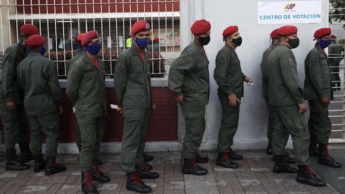 Militares en cola para votar, Caracas.