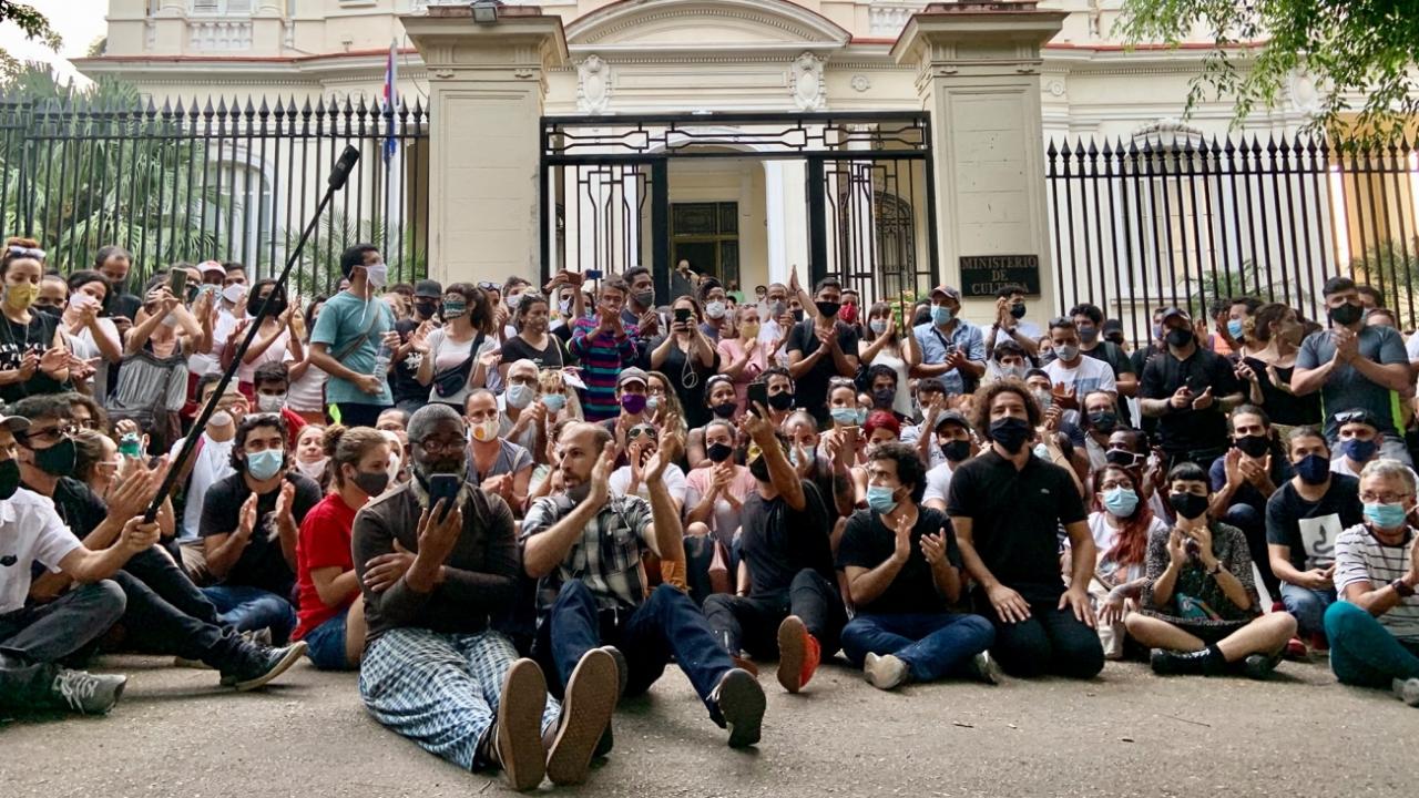 Jóvenes cubanos frente al Ministerio de Cultura el 27N.