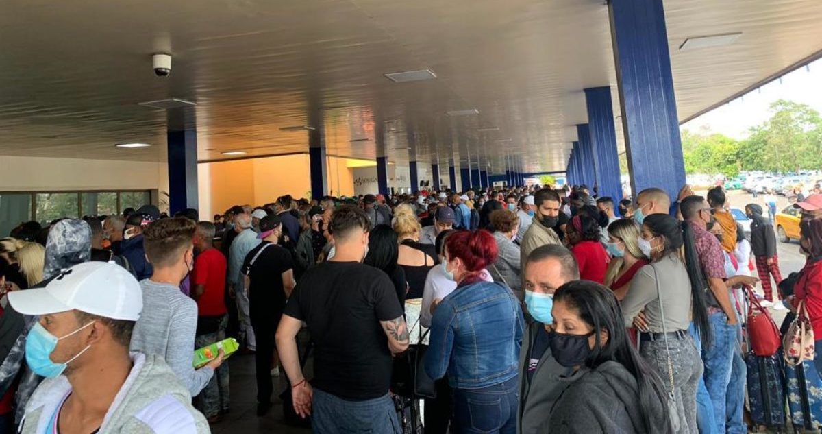 Una multitud de cubanos aglomerados en el aeropuerto de La Habana.