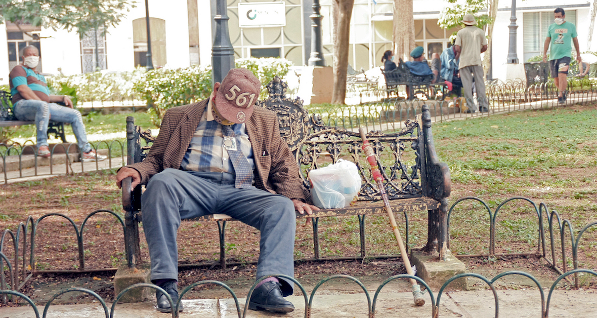 Un anciano en un parque de La Habana.