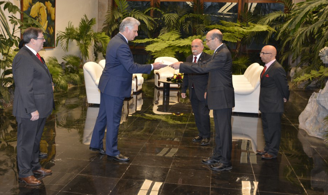 Kamel Boughaba recibe su acreditación de manos de Miguel Díaz-Canel.