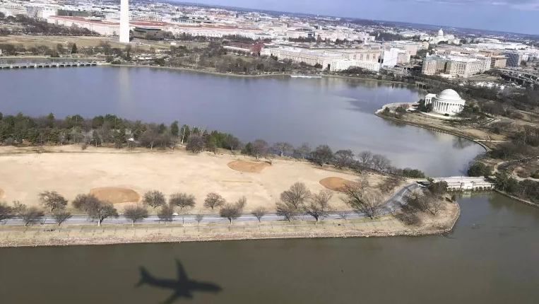 Un avión de pasajeros sobrevuela Washington.