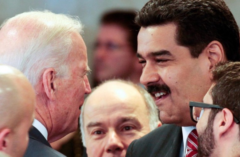 Joe Biden (izq.) conversa con Nicolás Maduro, en Brasilia, 2015.