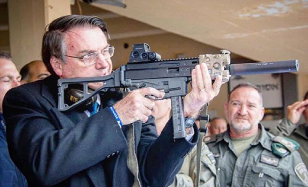 Jair Bolsonaro en una práctica de tiro durante una visita a Israel.