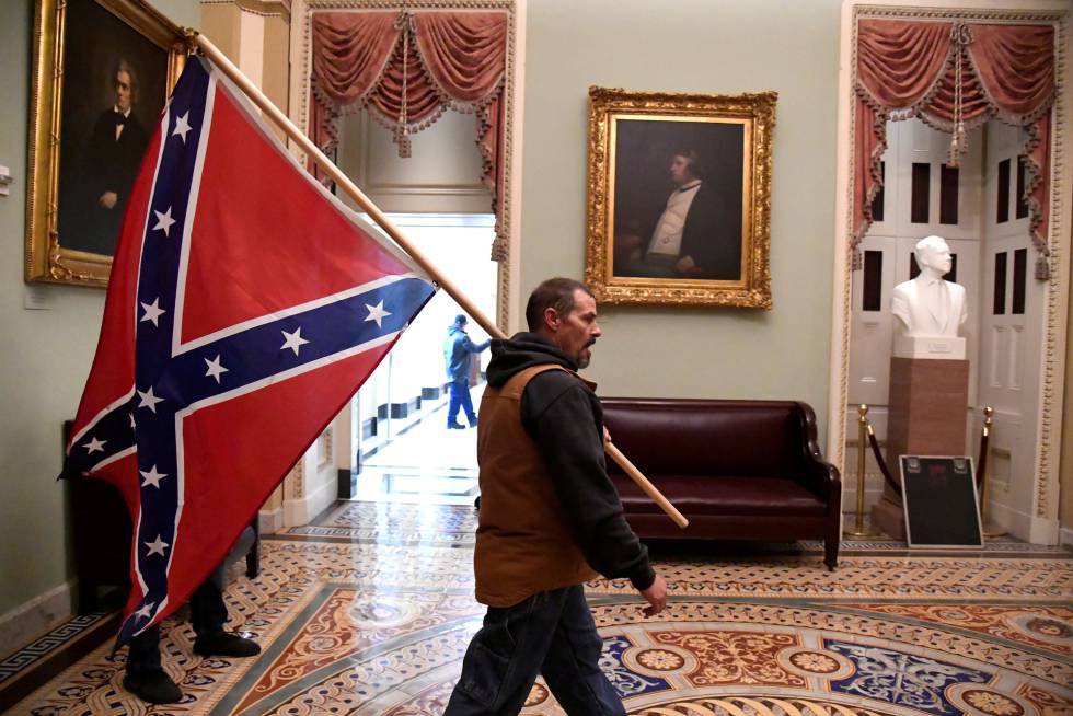 Un partidario de Trump con la bandera confederada dentro del Capitolio de Washington.