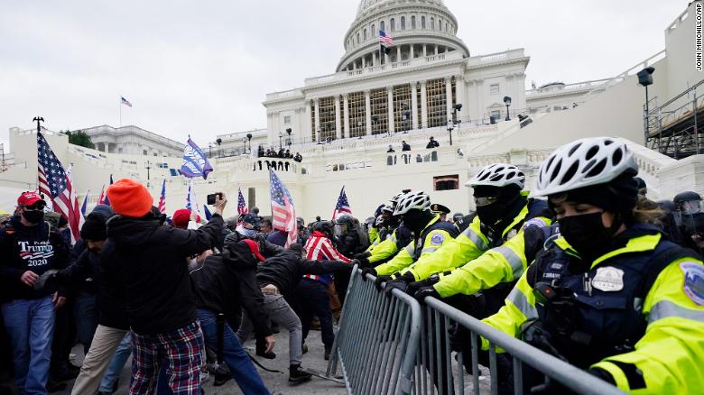 Los manifestantes chocan con la Policía ante el Capitolio.