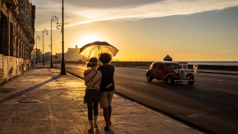 Una pareja pasea por el Malecón de La Habana.